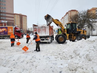 Бригады дорожных служб Раменского расчищают перекрестки от снега
