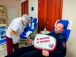 Луховицкие полицейские поделились с нуждающимися частичкой здоровья