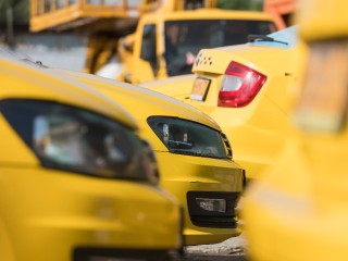 Работодателей могут обязать оплачивать такси сотрудникам в морозы