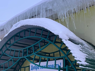 Вместо покупок — к травматологу: сосульки над ТЦ могут отправить в больницу