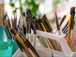 Уютный Дедовск на холсте: художник из Истры показал снежную зиму в новой работе