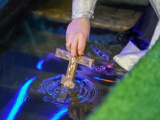 Мусульманин набирает святую воду на Крещение: священник объяснил, как на это реагировать
