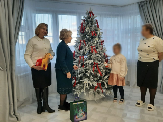 Акция «Елка желаний» в Люберцах: депутаты передали подарки дочерям погибшего бойца СВО