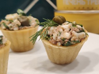 Печень трески и творог: суперфуд для ЗОЖ-ной вечеринки готовит рыбачка с Сахалина