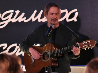 Песни объединили сотню человек: жители спели под гитару песни Высоцкого на квартирнике