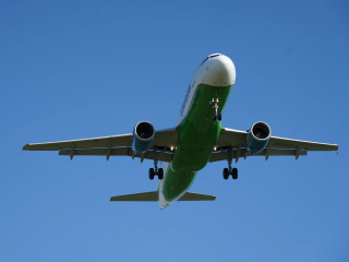 В багаж — нельзя, заряжать — нельзя: как изменились правила провоза пауэрбанков в самолетах