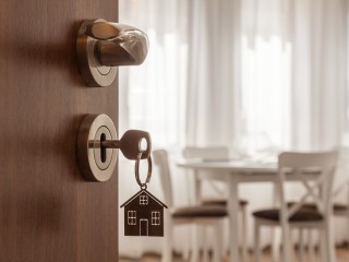 «Живу в квартире с ее продавцами»: жительницу Бронниц обманули по схеме Долиной