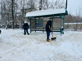 Воскресенские студенты помогают дворникам бороться последствиями снегопада