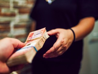 Стаж, договор и условия: как получить беспроцентный кредит у своего работодателя