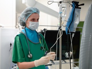 Волшебный укол для уставшей души: можно ли очистить организм от праздников капельницей