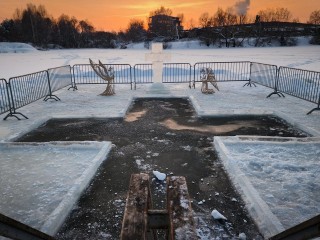 Настил из сена и теплые раздевалки: в Бронницах завершают подготовку к крещенским купаниям