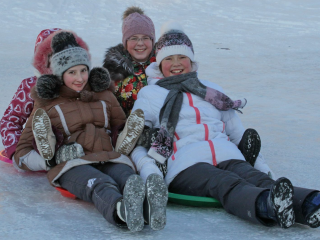 Ледянки больше не в моде: жители Наро-Фоминска катаются с горок в мусорных пакетах
