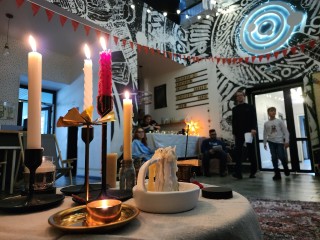 Горячий чай, свечи и литературная классика: как прошла рождественская читка в «Восходе»