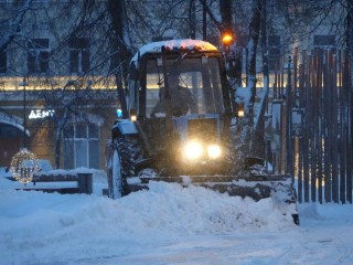 Коммунальные службы округа ликвидируют последствия снегопада