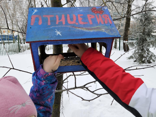Дети из «Золотой рыбки» установили кормушки для птиц в Парке культуры и отдыха