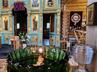 Можно ли разбавить святую воду и самому освятить дом? Правила от священника