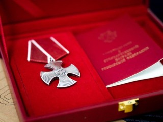 «Подвиг Андрея никогда не умрет»: в Люберцах вручили орден Мужества семье погибшего бойца