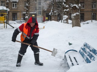 Двор в сугробах? Простая инструкция, как добиться уборки снега во дворе за 10 дней