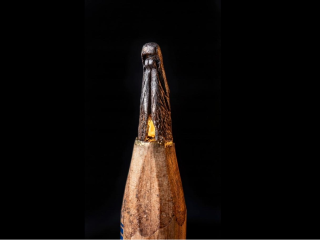 Житель Егорьевска создал копию памятника на грифеле карандаша и провел для него освещение