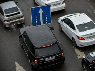 В Балашихе пенсионерка перекрыла шоссе и чуть не устроила ДТП, объясняя водителю ПДД