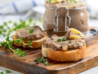 Лучшие намазки на хлеб вместо колбасы: два простых рецепта — готовятся за 25 минут