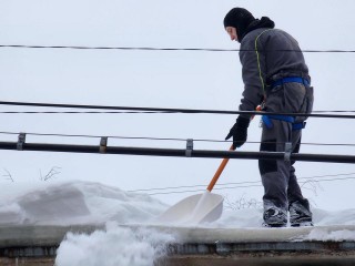 Альпинисты очистили от наледи крыши в Вешках