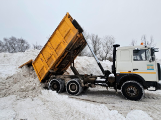 После снегопадов из Долгопрудного ежедневно вывозят тысячи кубометров снега