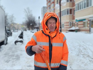 Снега много, но мы победим: дворник-бортинженер спасает Клин от сугробов