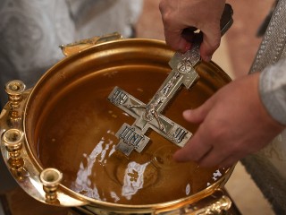 Почему не портится крещенская вода и как правильно окропить дом, объяснили в Видновском благочинии