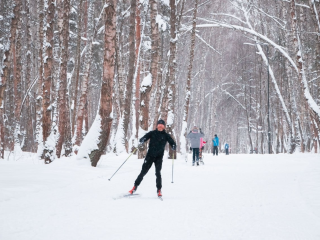 Как безопасно кататься на лыжах в парках округа зимой