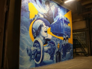 Портреты сварщиц нарисовали на стене в цеху Коломенского завода