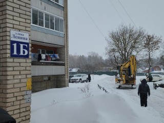 Жители поселка Большевик объединились с управляющей компанией, чтобы победить снежную стихию