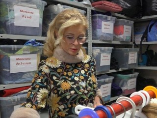 Певица Виктория Цыганова приехала в центр «Растим вместе»: «Газель» подарков, песни и колядки