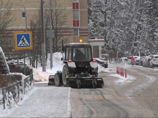 Во Власихе устраняют снежные завалы возле социальных объектов