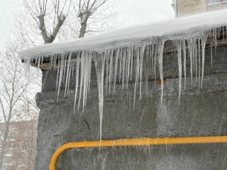 Неожиданная угроза с крыши: какую опасность несут тяжелые снежные плиты и как ее избежать