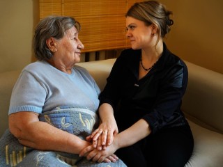 Не остаться один на один с бедой: кому в Подмосковье доступен уход на дому и как оформить услугу бесплатно