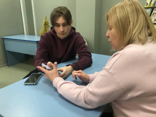 Проект «Умный гаджет»: дзержинским пенсионерам объясняют, как записаться к врачу и купить билеты в театр