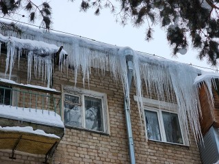 В ход пошли топоры-колуны: как в Протвине борются с сосульками