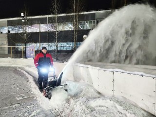 В Пущине открылась еще одна ледовая площадка: каток у ДС «Ока» расчистили и залили