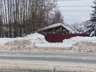 Дорожники помогли бабушке расчистить подъезд к своему дому