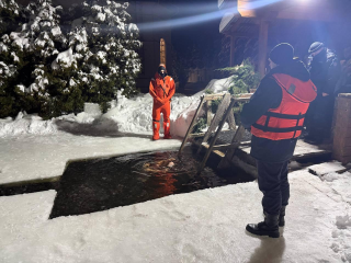 Ледяное погружение под надзором: спасатели обеспечивали безопасность крещенских купаний в Шатуре