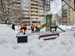 Коммунальщики за два дня превратили заснеженный двор на Лесном бульваре в удобную территорию для прогулок