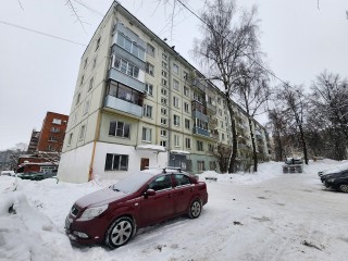 Альпинисты в Пущине очистили крыши 15 домов от снега и сосулек