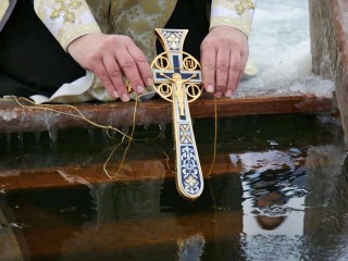 Окропить дом и вещи: историк РПЦ рассказал о чудодейственных свойствах и применении Святой Крещенской воды