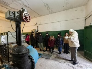 День открытых гидрантов: воспитанники центра «Маяк» узнали, как вода приходит в дома Подмосковья