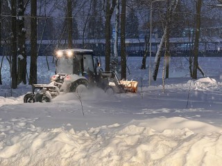 Зимний сезон в парках Видного под контролем: дорожки и площадки чистят от снега