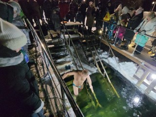 Мороз не стал помехой для верующих в Крещенскую ночь в Серпухове