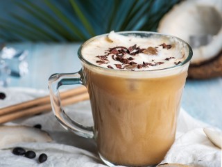 Латте на кокосовом скрывает опасность: кому категорически нельзя пить «модную» замену коровьего молока