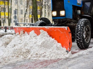 В городе продолжают наводить чистоту: в каких дворах коммунальщики вывозят снег 19 января