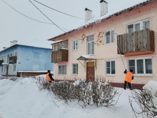 «Работаем целыми днями»: сотрудники ЖКХ в Луховицах вышли на войну с сосульками